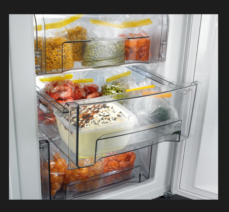 Можно хранить торт в морозилке. Холодильная камера ноу Фрост. Заморозка в холодильнике. Холодильник с продуктами. Продукты в морозилке.